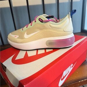 Nike women’s Sneakers in Cream and Pink